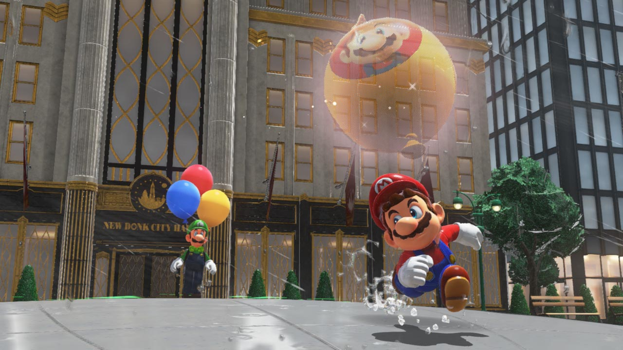 Mario corre verso lo spettatore in una città, con Luigi e un palloncino a tema Mario nelle vicinanze.