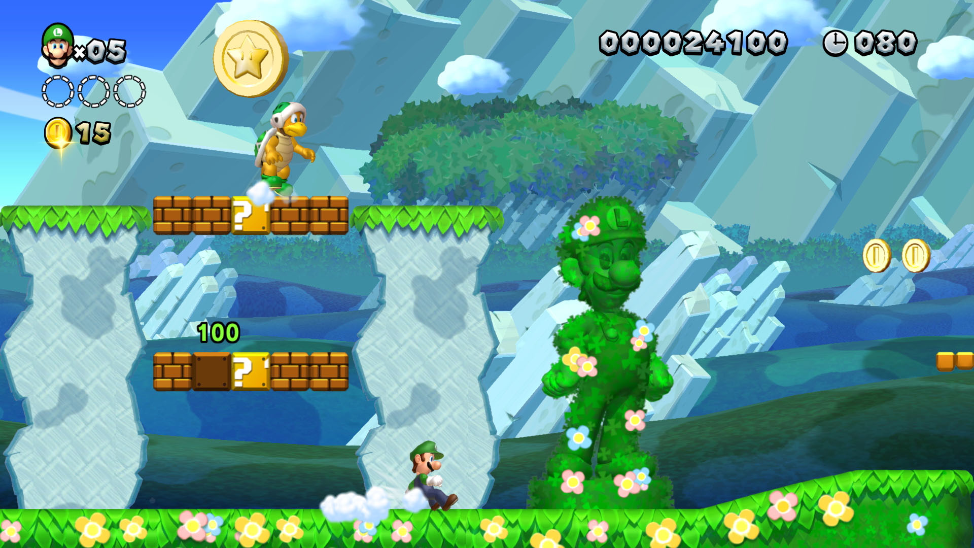 Uno schermo di un videogioco con Mario che corre e un Koopa Troopa su una piattaforma con monete.