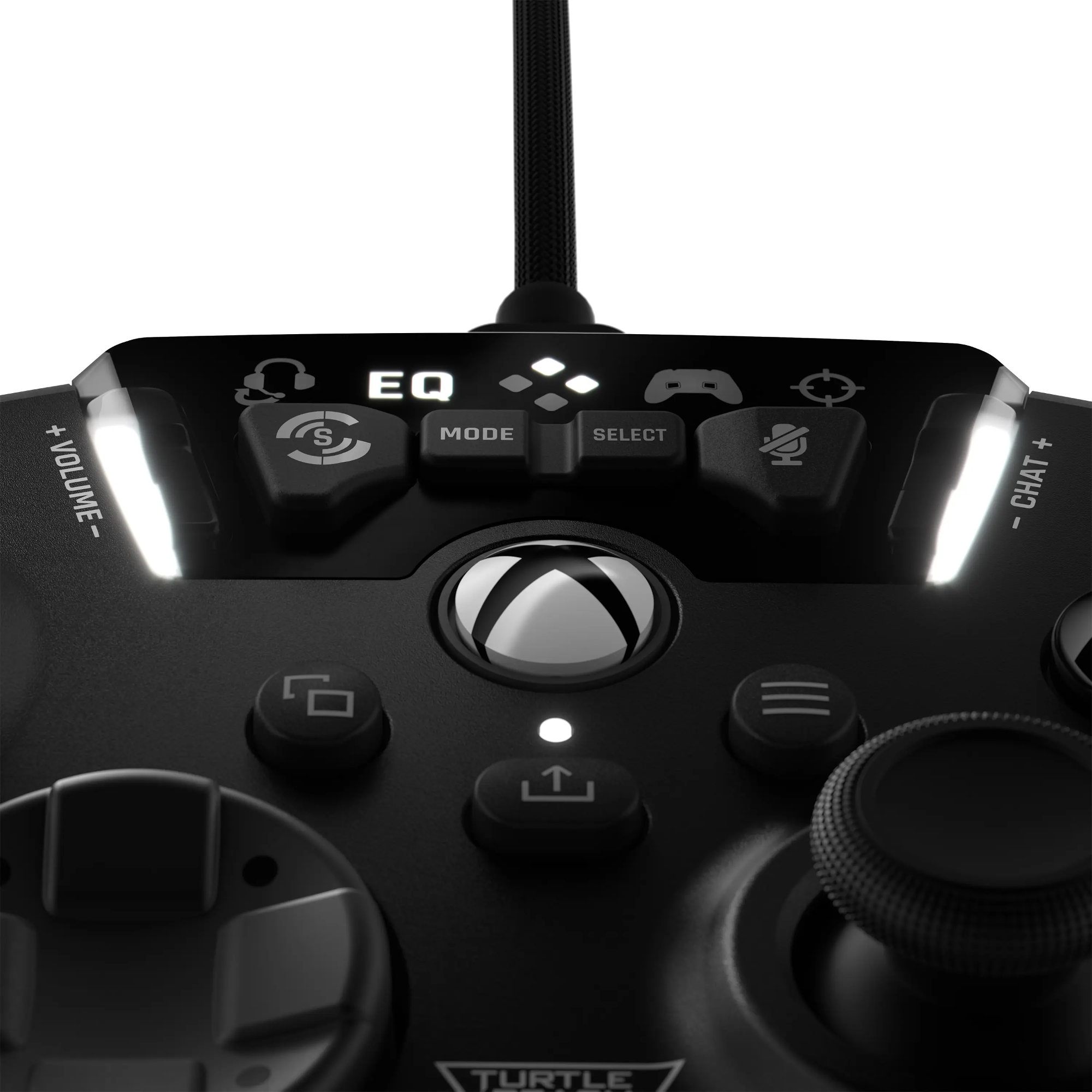 Gros plan d'une manette de jeu noire avec boutons éclairés, logo et câble tressé.