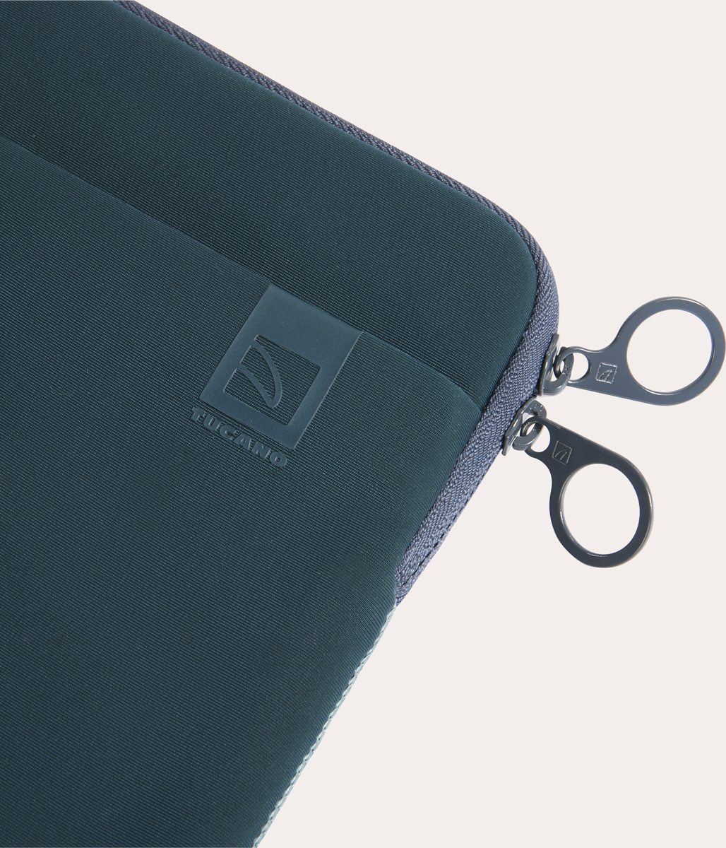 Custodia blu scuro con cerniera metallica e logo, su sfondo bianco.