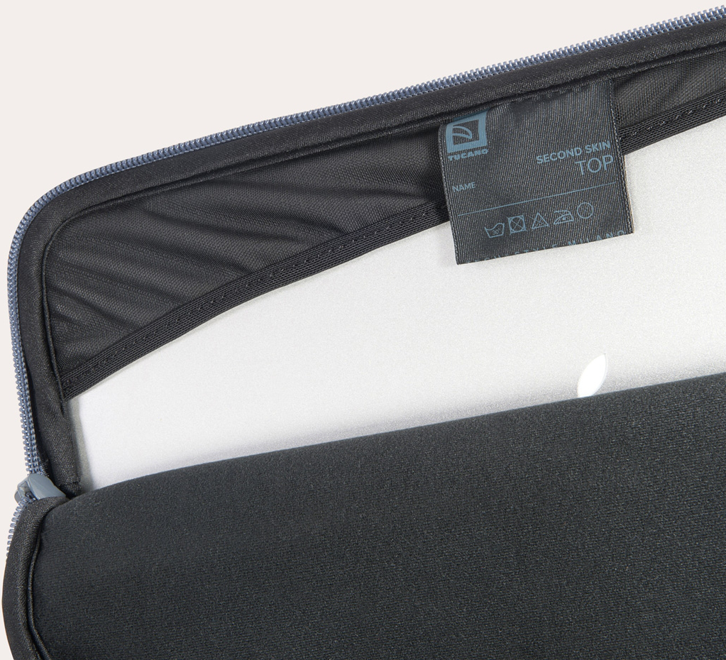 Una custodia per laptop, blu scuro, con un'etichetta 'Second Skin'.