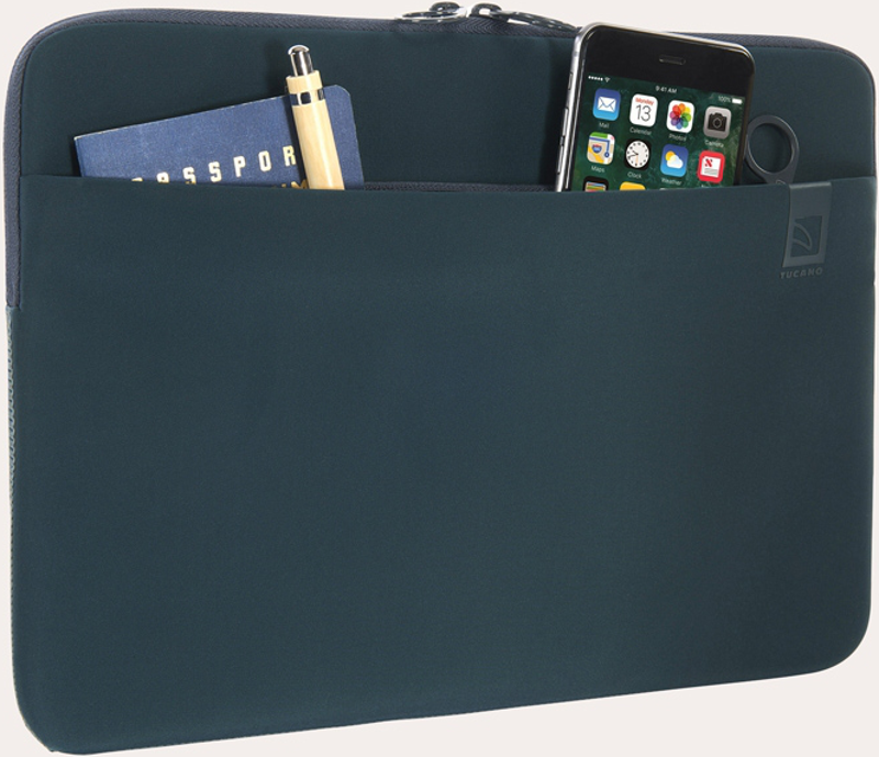 Una custodia per laptop blu scuro con passaporto, penna e telefono in tasca.