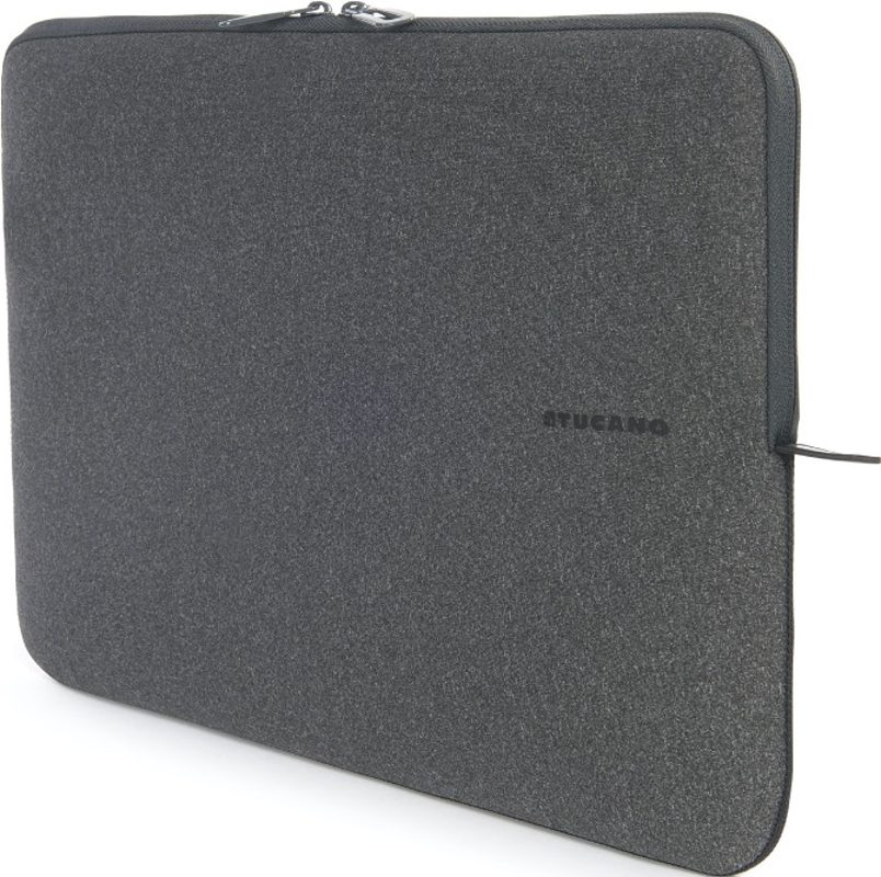 Une housse pour ordinateur portable gris foncé de Tucano. Elle est rectangulaire, avec une fermeture éclair et le nom de la marque imprimé.