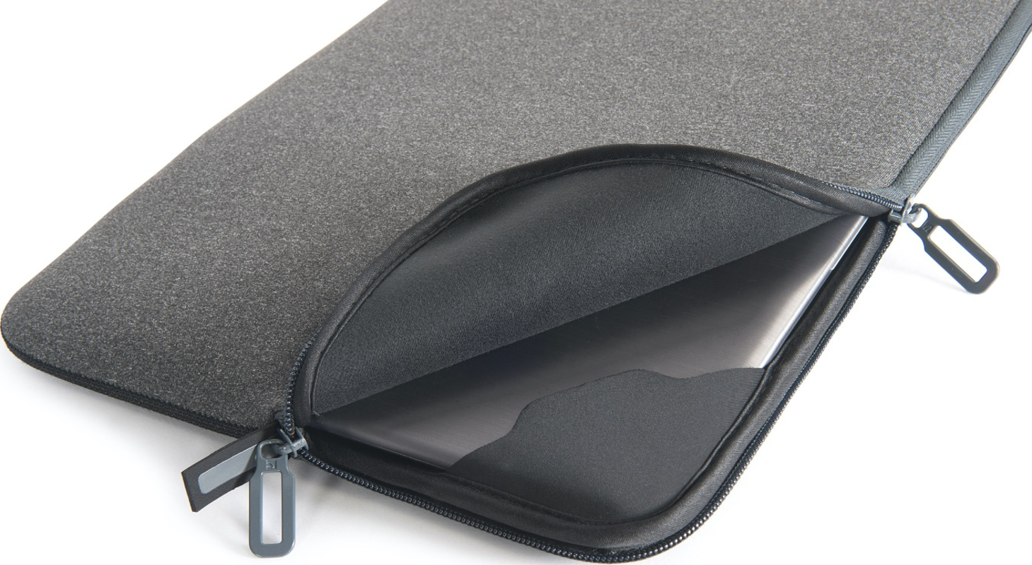 Un ordinateur portable à l'intérieur d'une housse grise pour ordinateur portable. La fermeture éclair est partiellement ouverte.