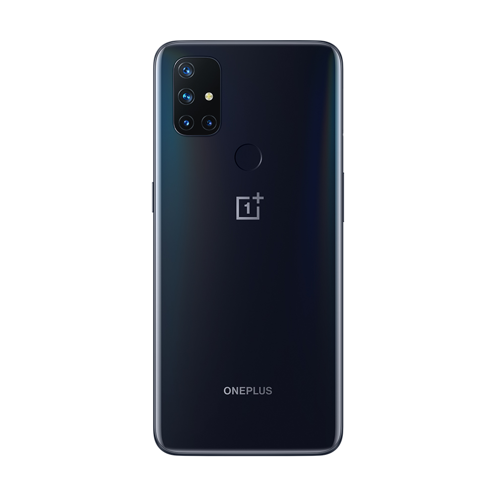 Siyah OnePlus telefonun arkası. Dörtlü kamera dizisi, ortalanmış logo ve parlak yüzey.