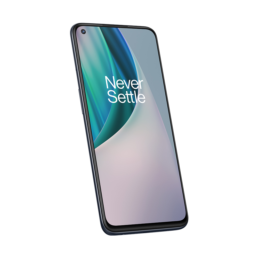 OnePlus telefon açılı, ekranda metin: Never Settle. Mavi ve beyaz arka plan.
