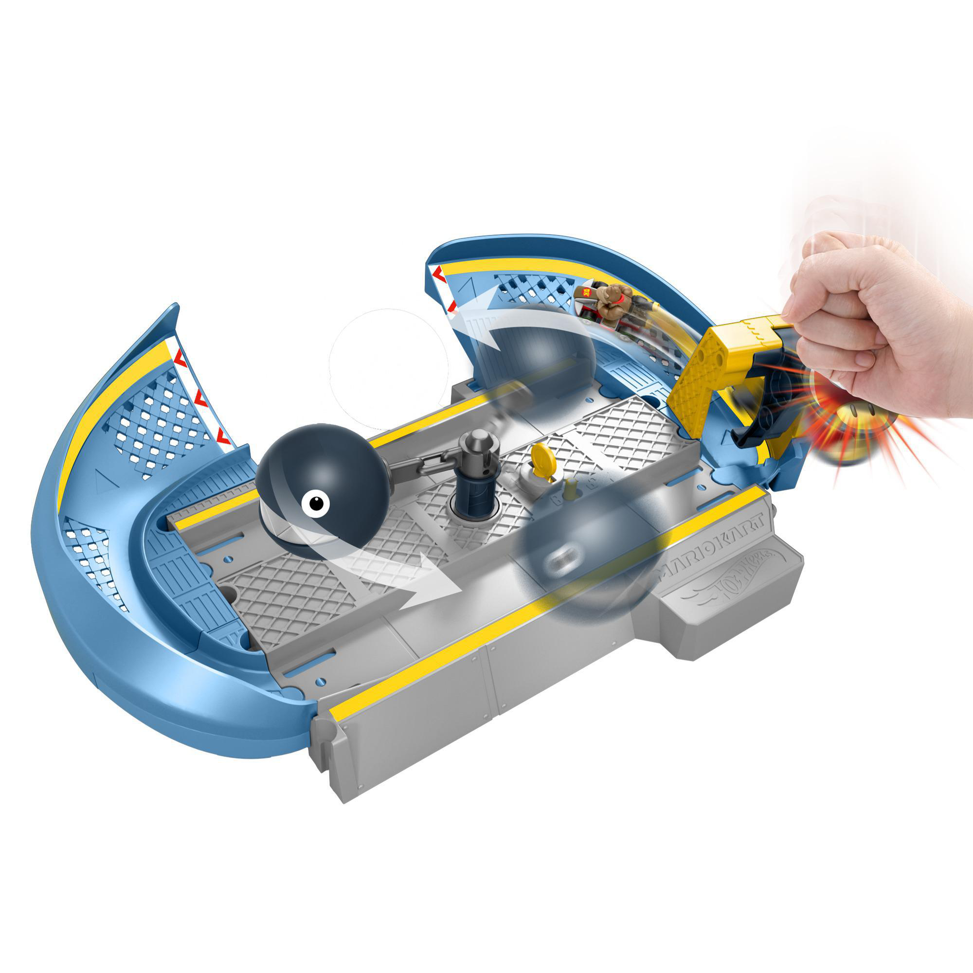 Mario Kart Spielzeug mit Bob-omb. Hand aktiviert den Start. Blaue Strecke mit gelben Akzenten. Graue Basis.