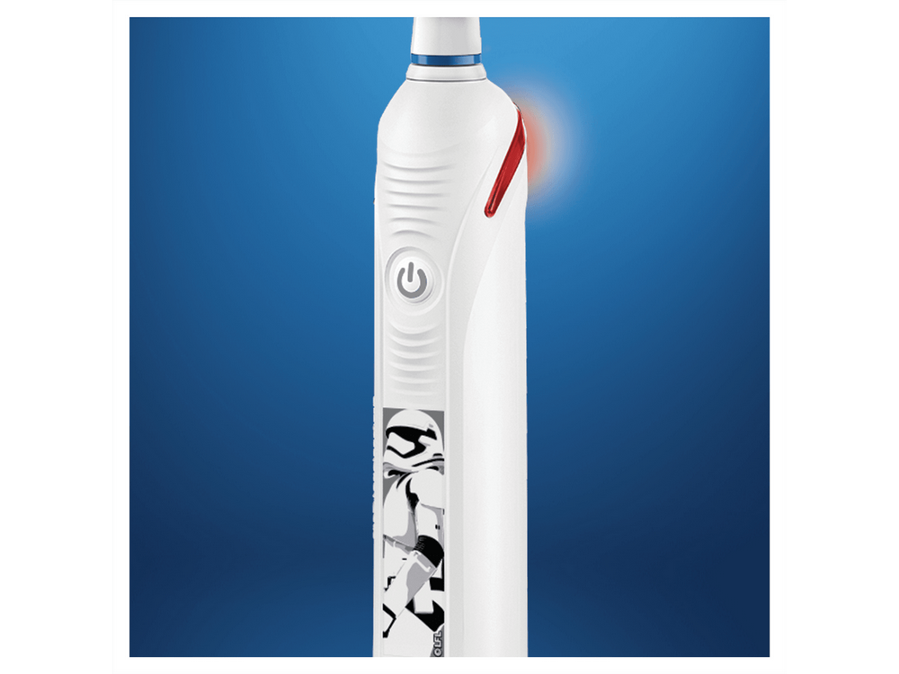 Cepillo de dientes eléctrico blanco y azul con diseño de Stormtrooper. Luz roja en el mango.