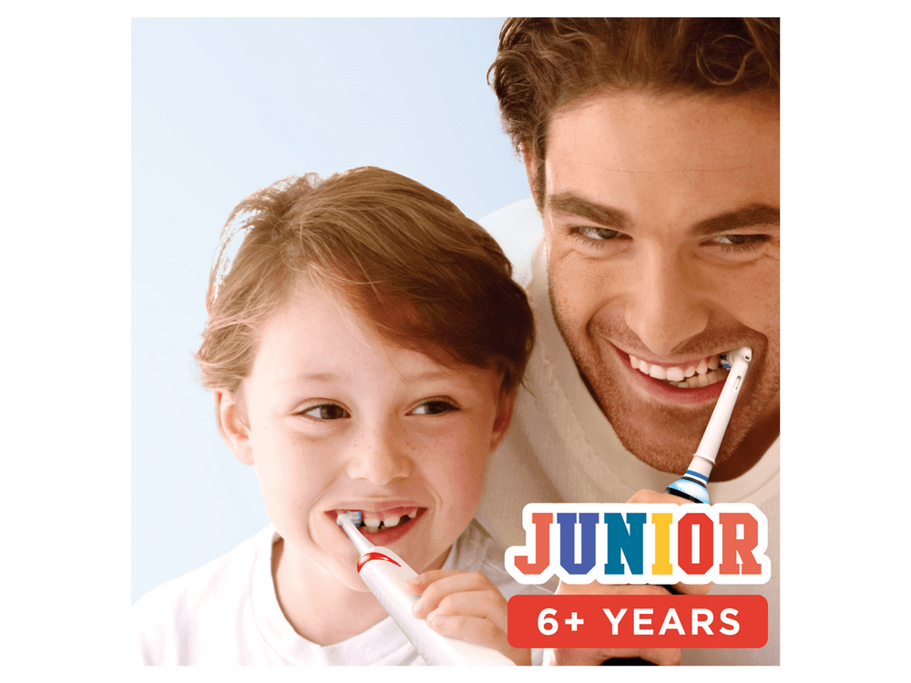 Padre e hijo cepillándose los dientes. Texto Junior y etiqueta 6+ años en rojo.