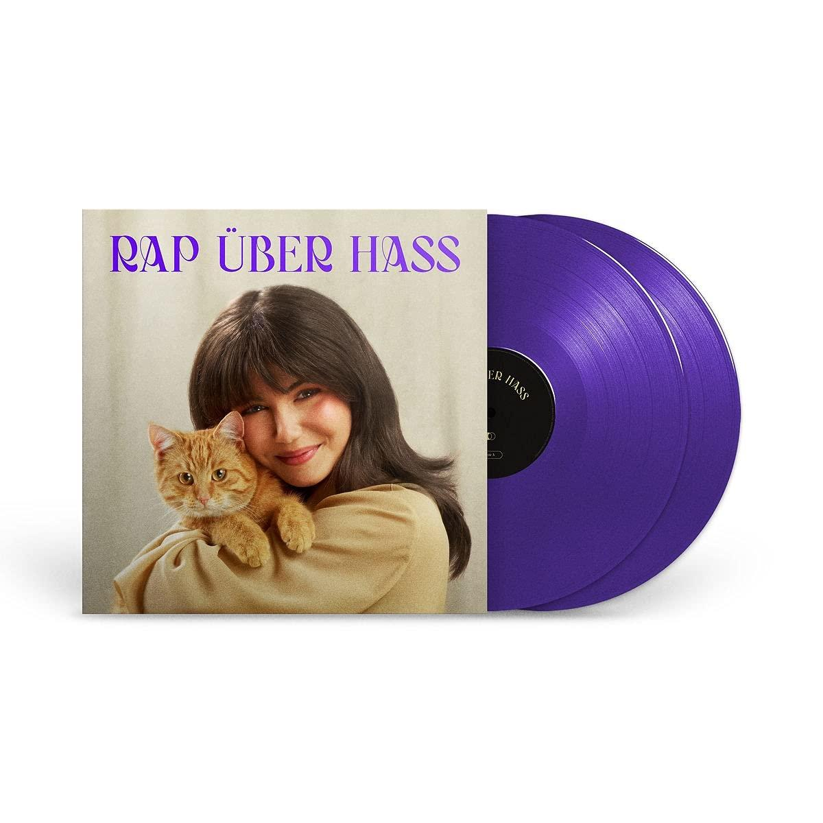 Frau mit Katze auf Albumcover. Lila Schallplatten, weißer Hintergrund.