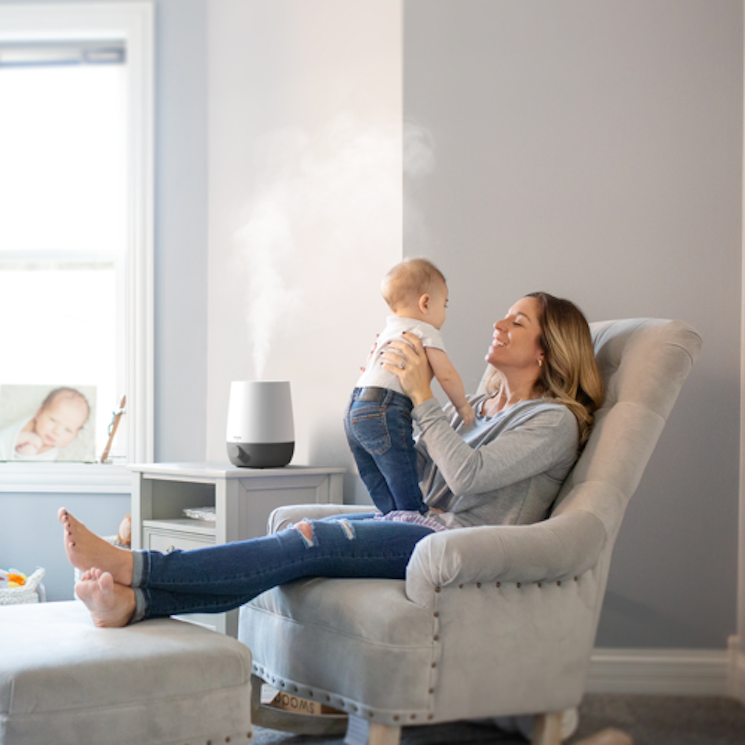 Eine Frau und ein Baby in einem Raum mit einem Luftbefeuchter.