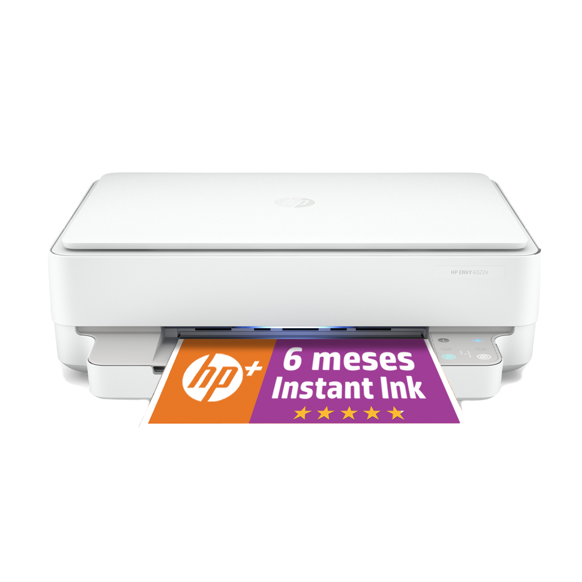 Impresora HP Envy 6022e blanca imprimiendo una página a color con cupón promocional.