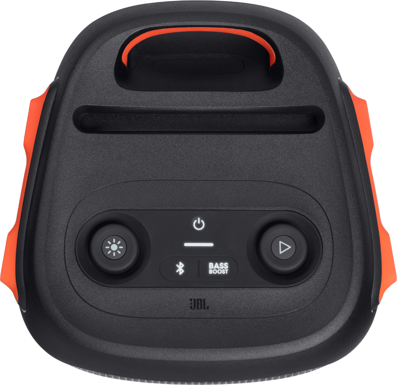 Zwarte en oranje speaker met knoppen en logo tegen zwarte achtergrond.