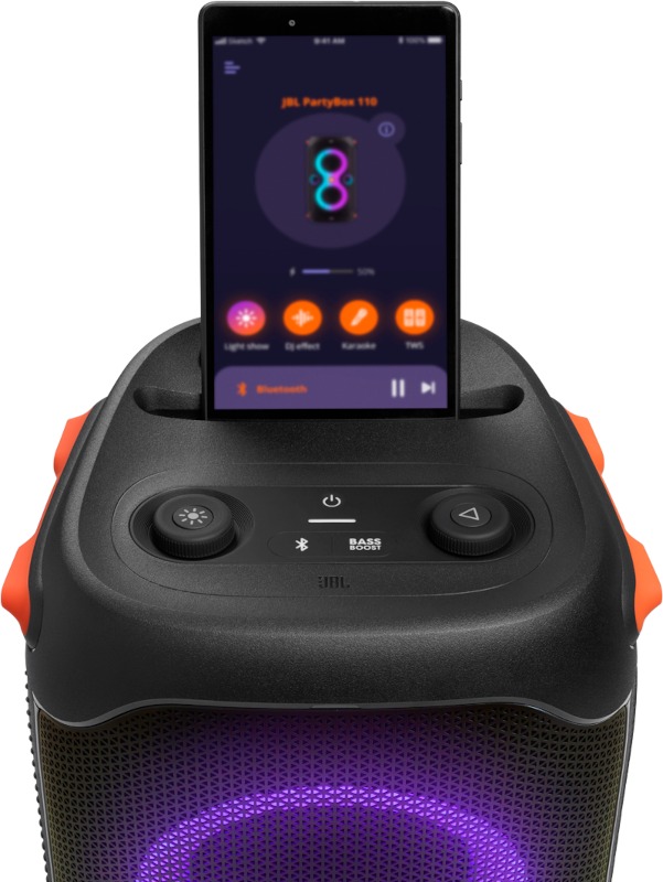 Zwarte party speaker met een tablet die een muziek-app weergeeft.