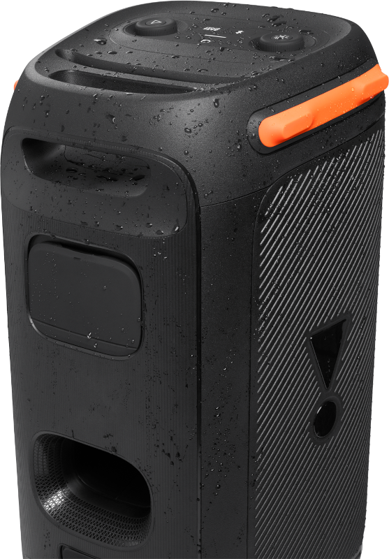Zwarte luidspreker met oranje accenten. Hij heeft een handvat en knoppen aan de bovenkant. Waterdruppels liggen op het oppervlak.