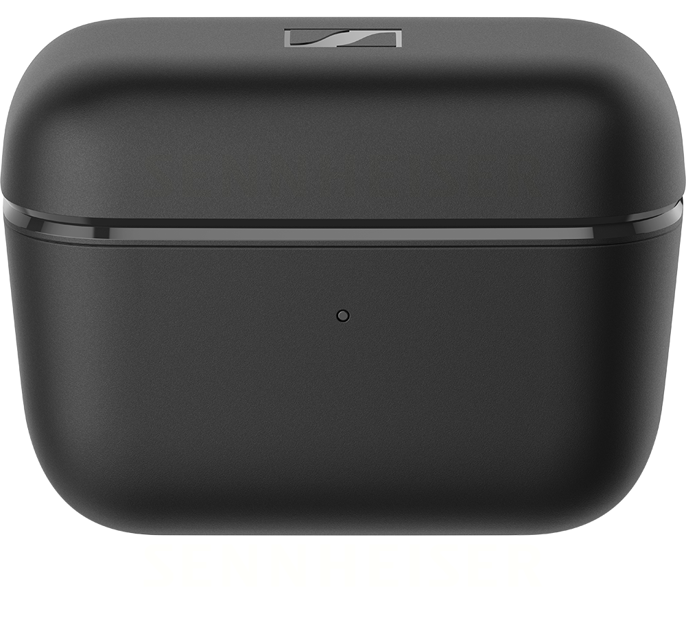Een zwarte oplaadcase voor oortelefoons met Sennheiser-logo. Bovenaanzicht op een witte achtergrond.