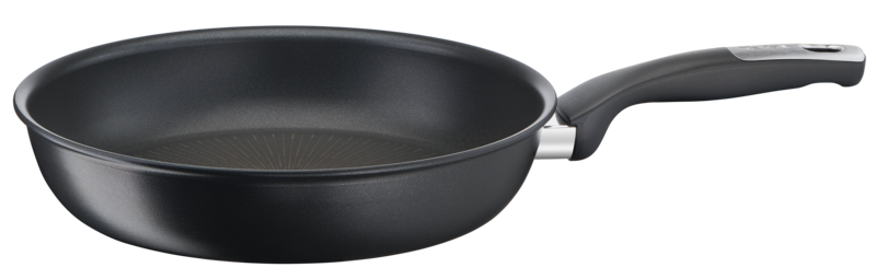 Een zwarte koekenpan met een handvat. De pan staat op een zwarte achtergrond. Het handvat is zilver en zwart.