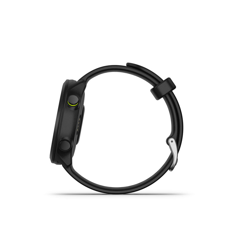 Fekete Garmin okosóra fehér háttéren, oldalnézetben. A szíj fekete, ezüst csattal.
