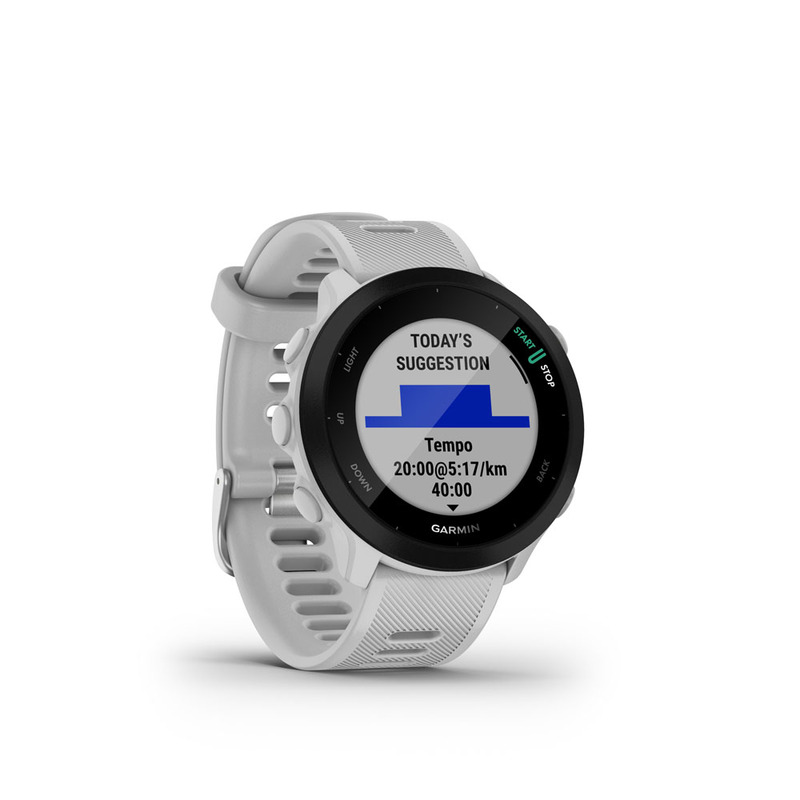 Egy fehér Garmin okosóra. A képernyőn aktivitási adatok és edzési javaslatok láthatók.