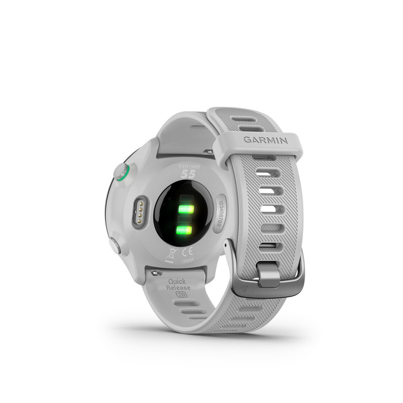 Egy fehér Garmin Forerunner 55 óra, mely a hátoldalát mutatja érzékelőkkel és a szíjjal.