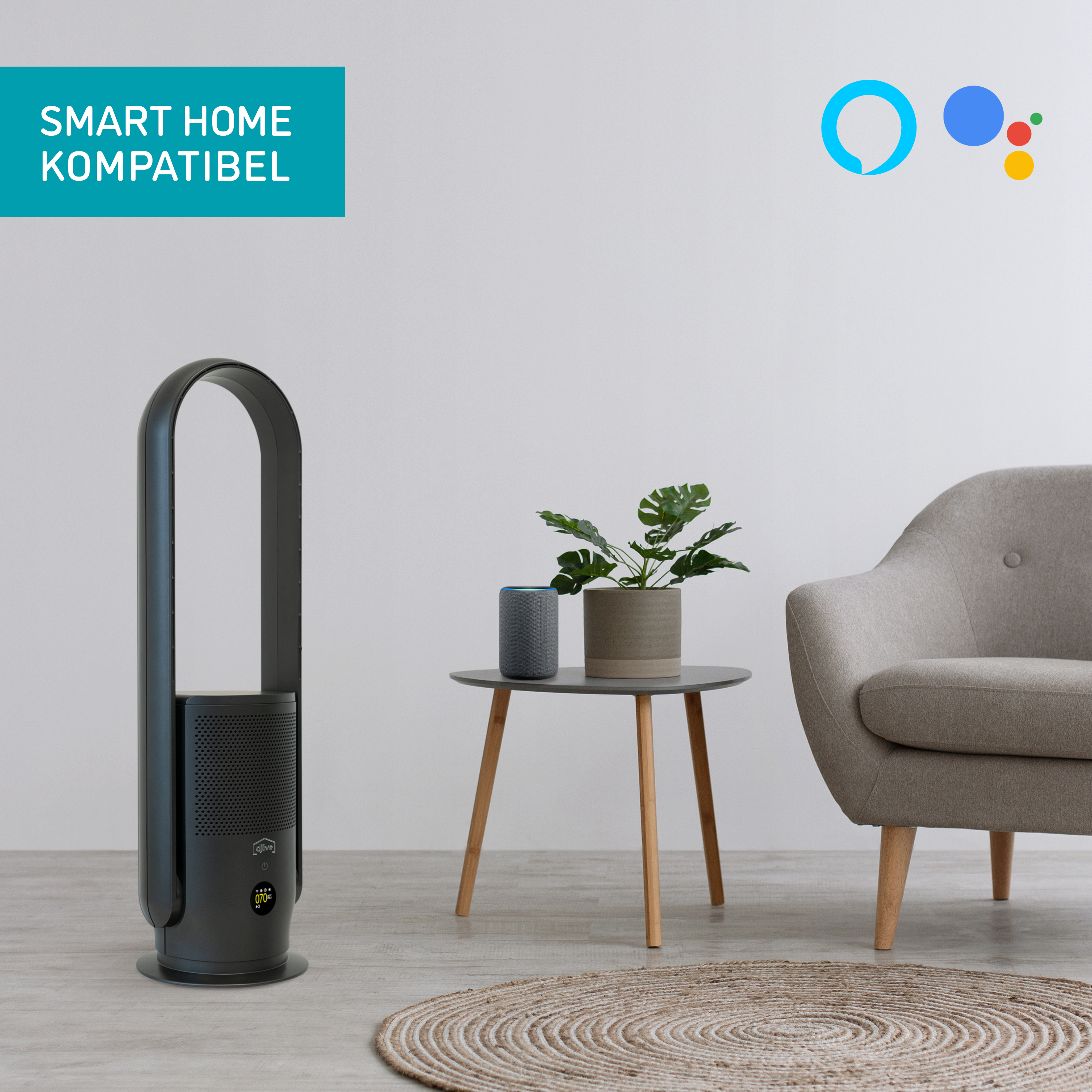 Ein schwarzer Ventilator, ein Beistelltisch mit Pflanze, ein grauer Sessel und ein runder Teppich.