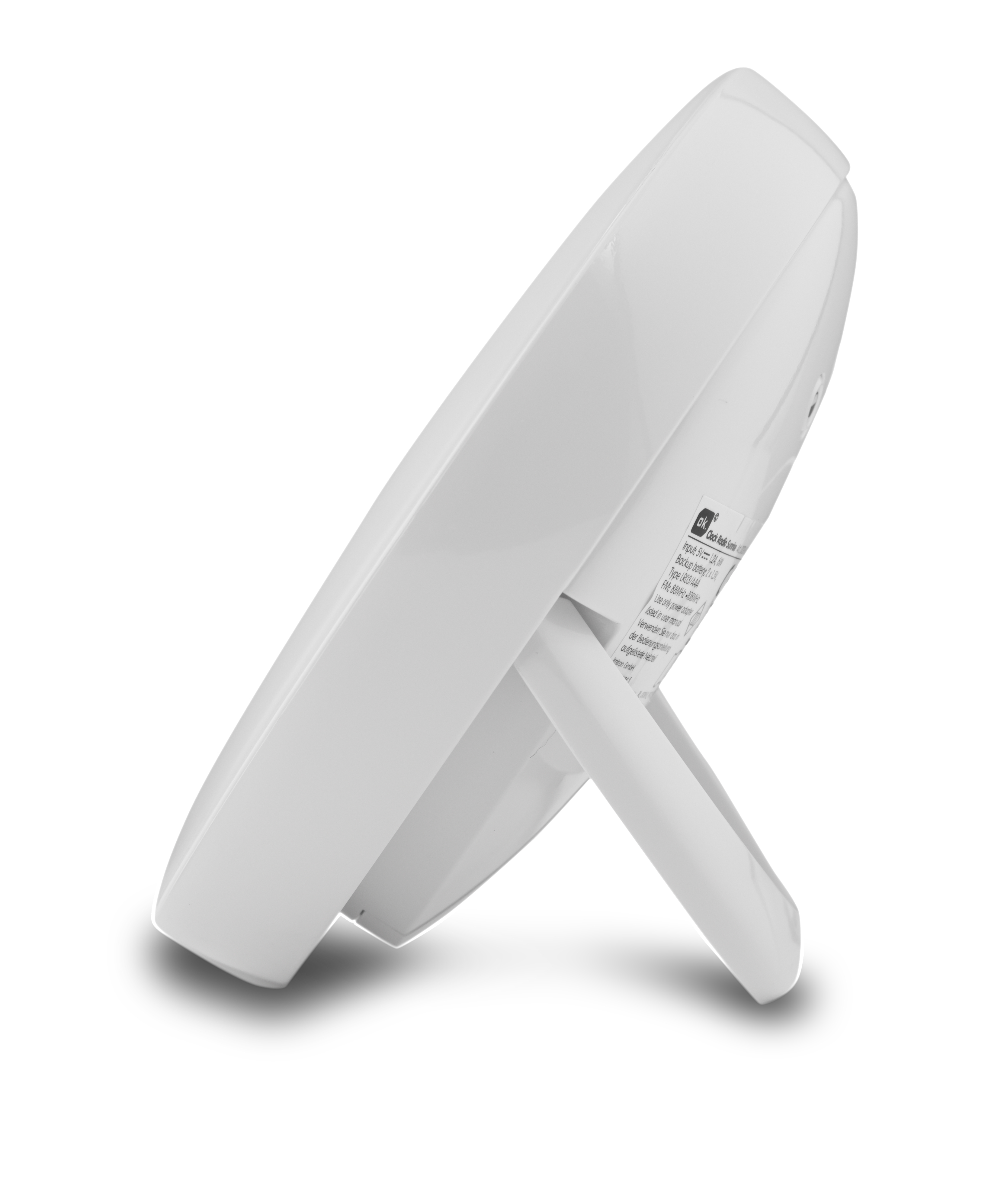 Ein weißes Gerät, möglicherweise eine Lampe, abgewinkelt, zeigt die Seite mit Produktinformationsetiketten.