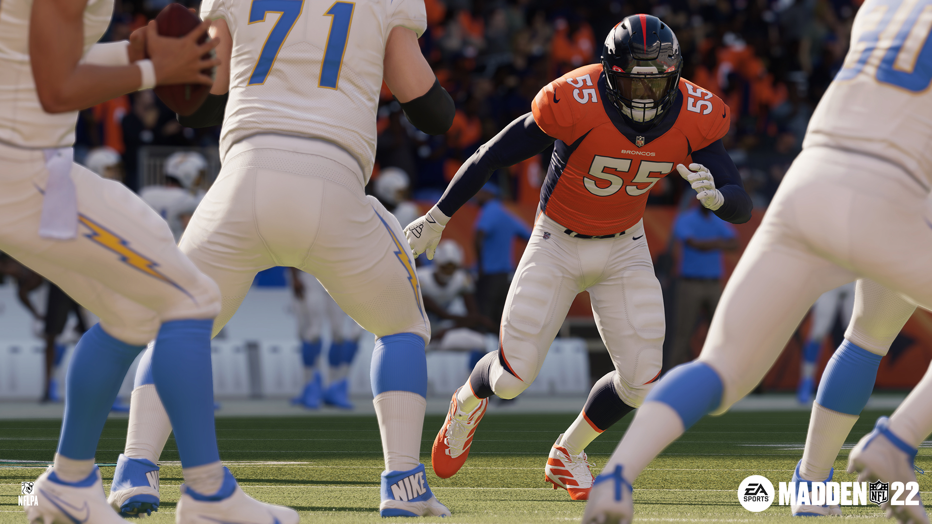 Footballspieler in Aktion, in Teamuniformen. Das Logo von EA Sports Madden 22 ist sichtbar.