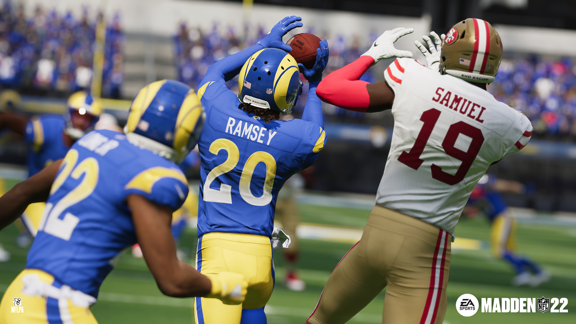 American-Football-Spiel, zwei Spieler in blauen und roten Trikots.