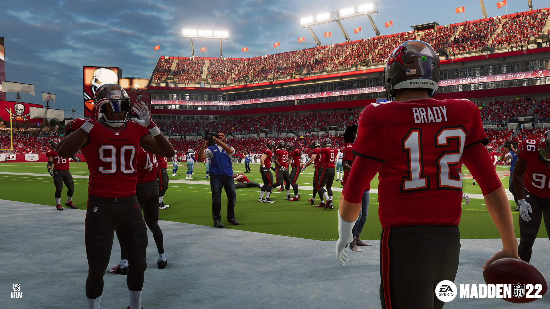 Footballfeld mit Tampa Bay Buccaneers Spielern. Menge auf den Tribünen.