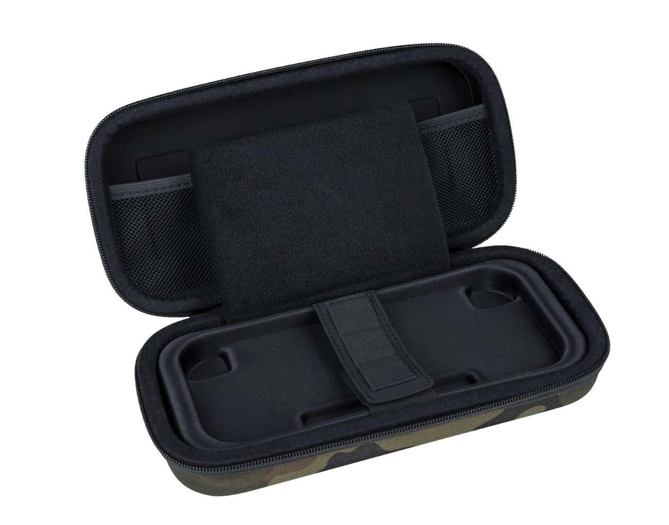 Geöffnete Hülle für eine Handheld-Konsole, Tarnmuster.