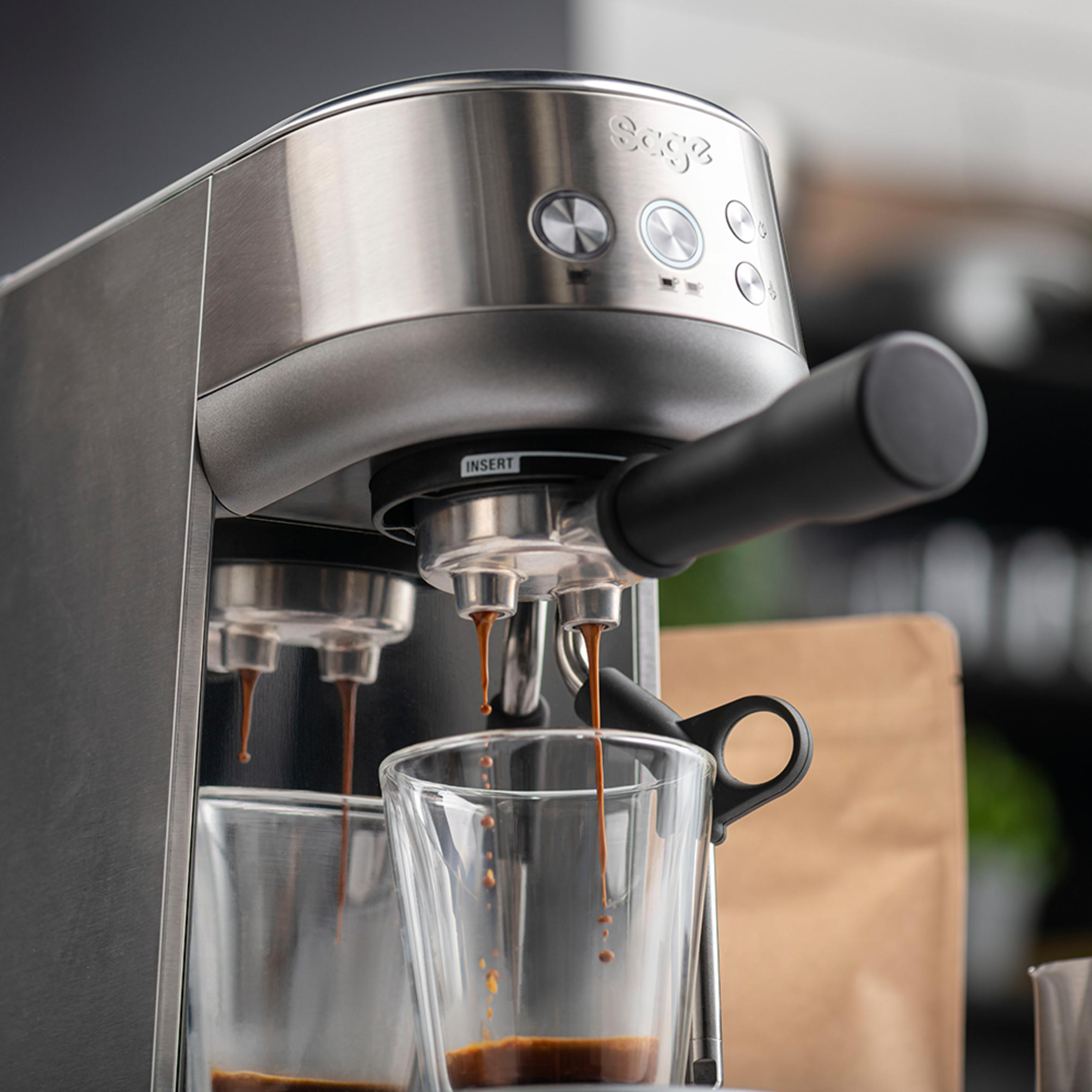 Espressomaschine, die Kaffee in zwei Gläser gießt.
