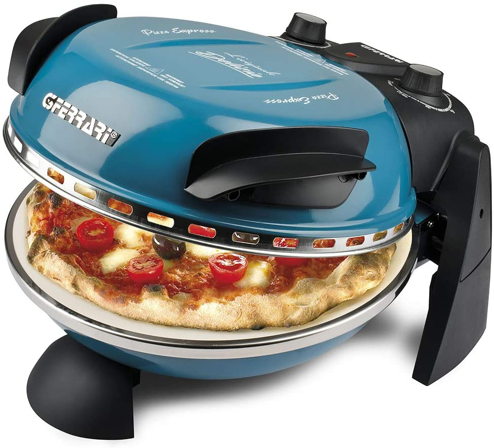 Ein blauer Ferrari-Pizzaofen mit einer Pizza darin. Die Pizza hat Tomaten und Oliven. Der Ofen ist offen.