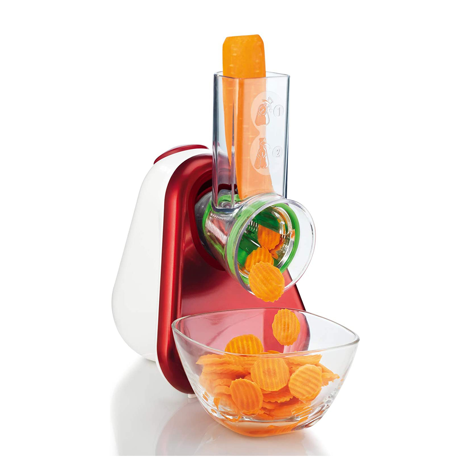 Un robot da cucina rosso e bianco con una carota tagliata a monete, con una ciotola trasparente sotto.