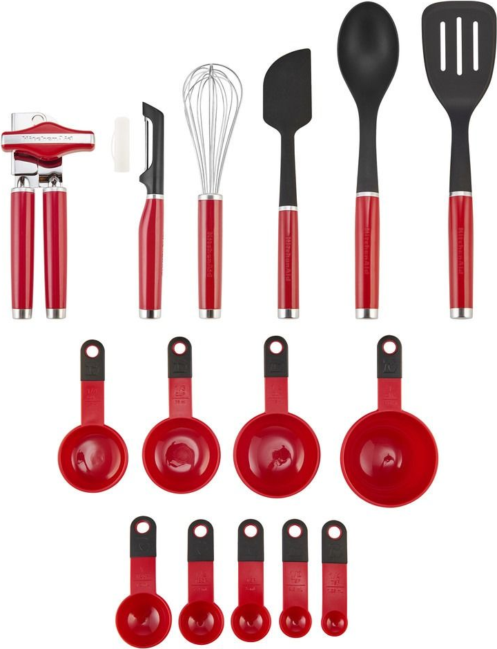 Un set di utensili da cucina rossi, tra cui misurini e cucchiai.