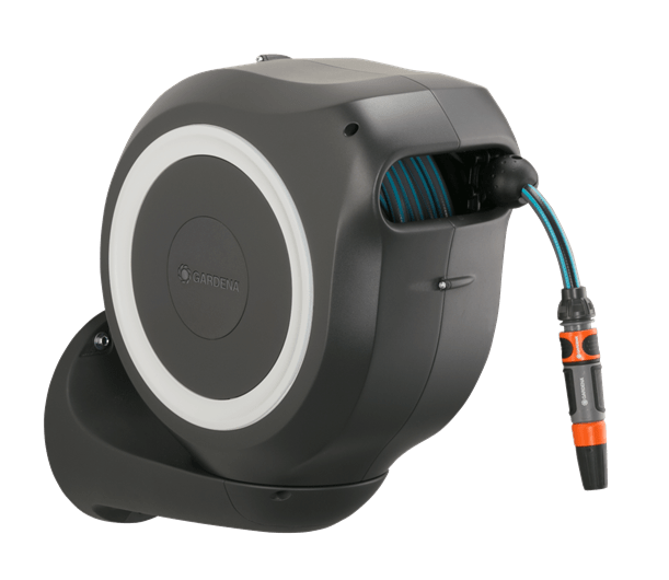 Schwarz-graue Gardena Schlauchtrommel an der Wand, mit angeschlossenem Schlauch.
