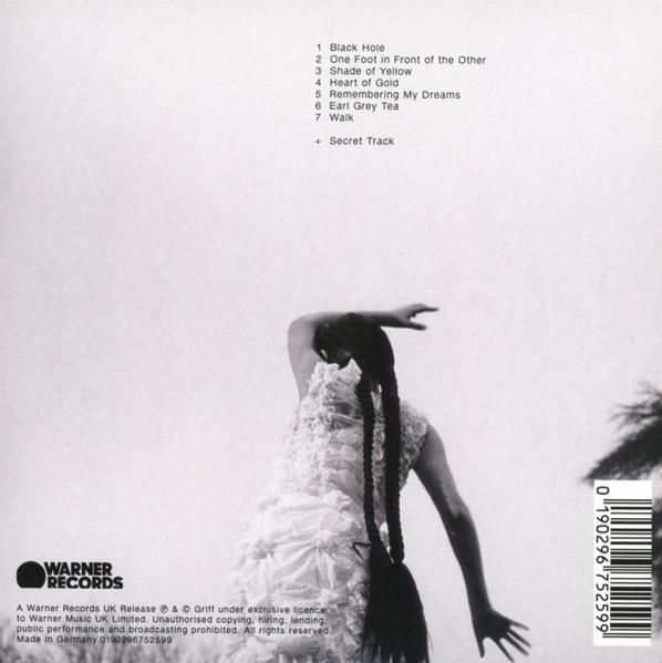 Rückseite einer CD mit Songtiteln und einer Frau in weißem Kleid.