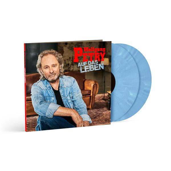 Vinyl-Schallplattenalbum mit einem Mann auf dem Cover. Zwei blaue Vinyls daneben.