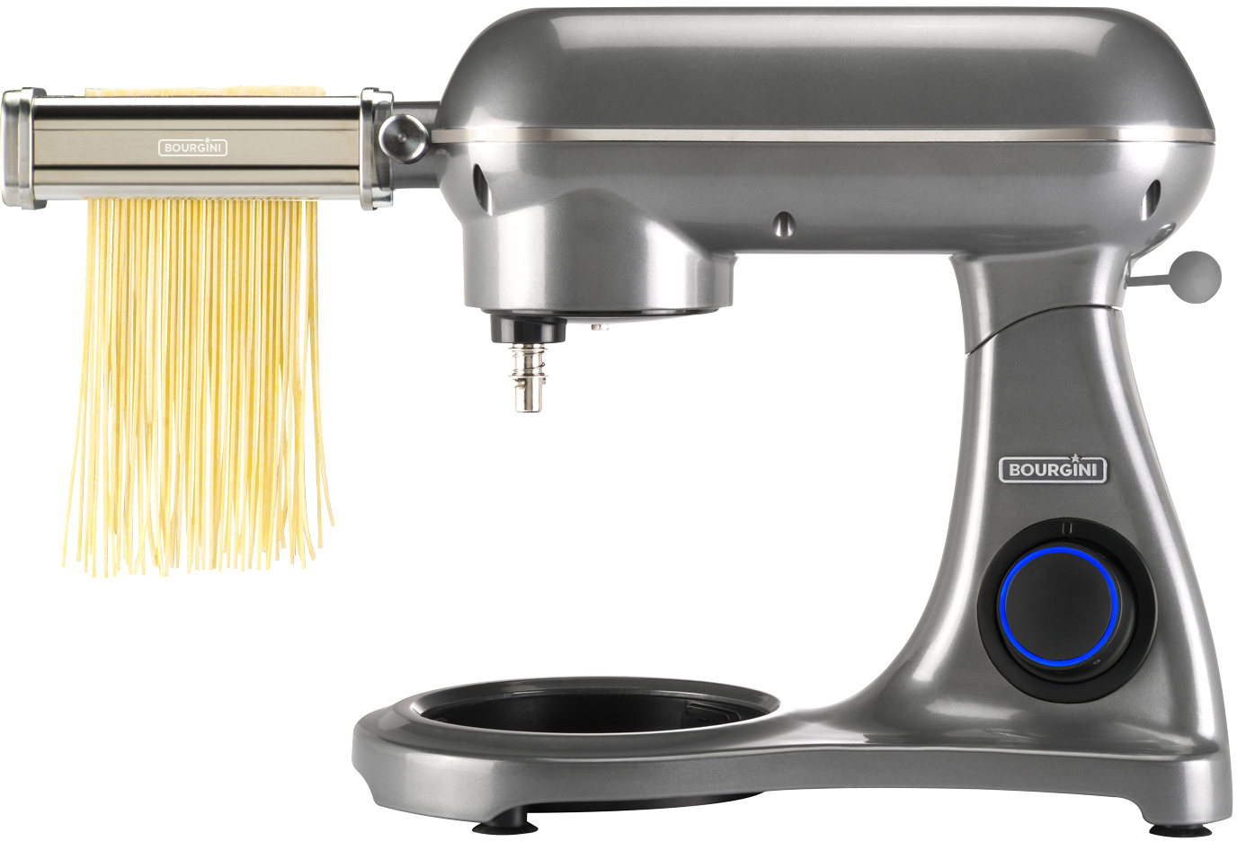 Zilveren standmixer met pastamaker bevestigd, met gele pastastrengen die naar beneden hangen.