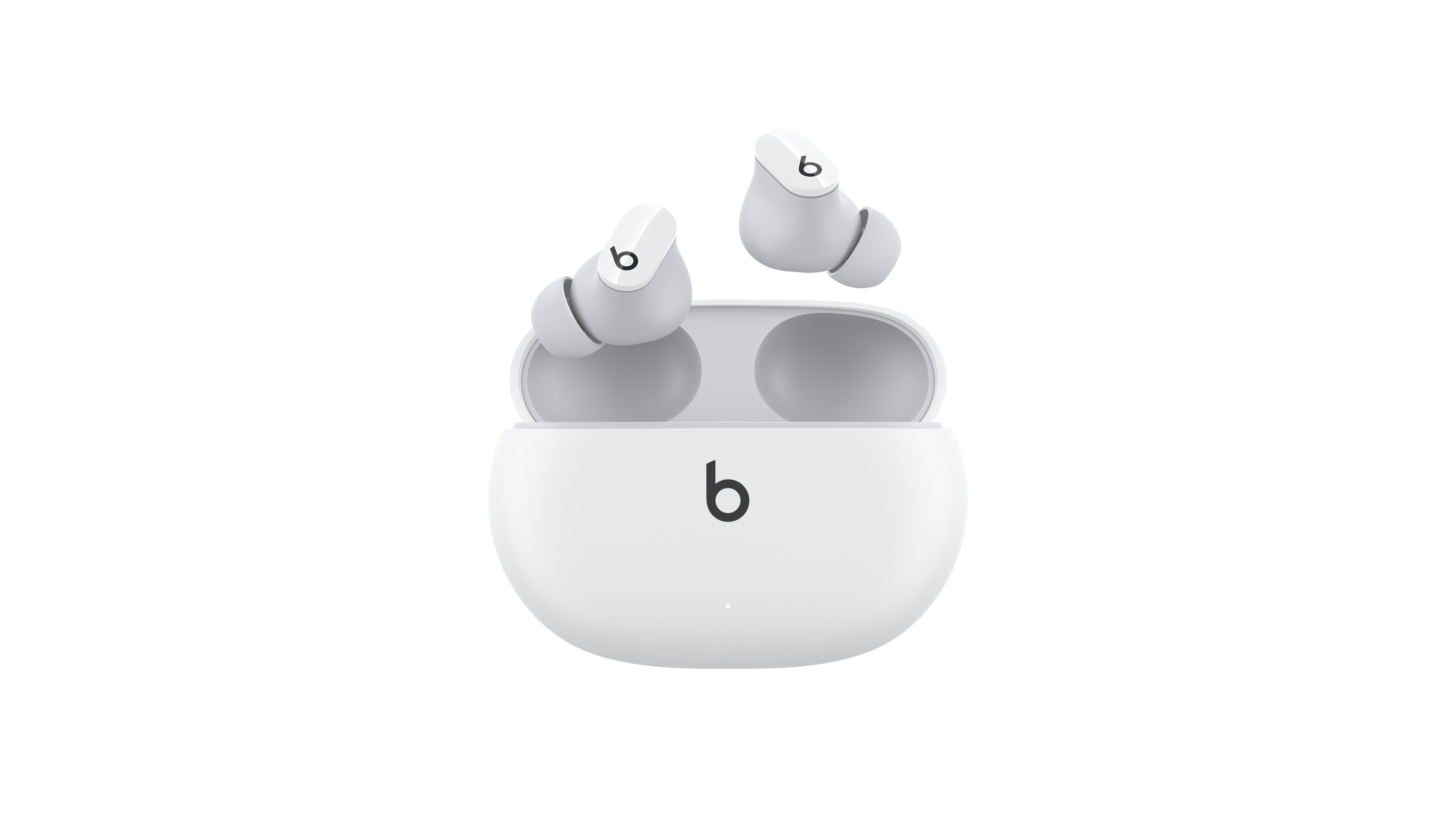Weiße Beats-Ohrhörer in ihrem weißen Ladeetui.