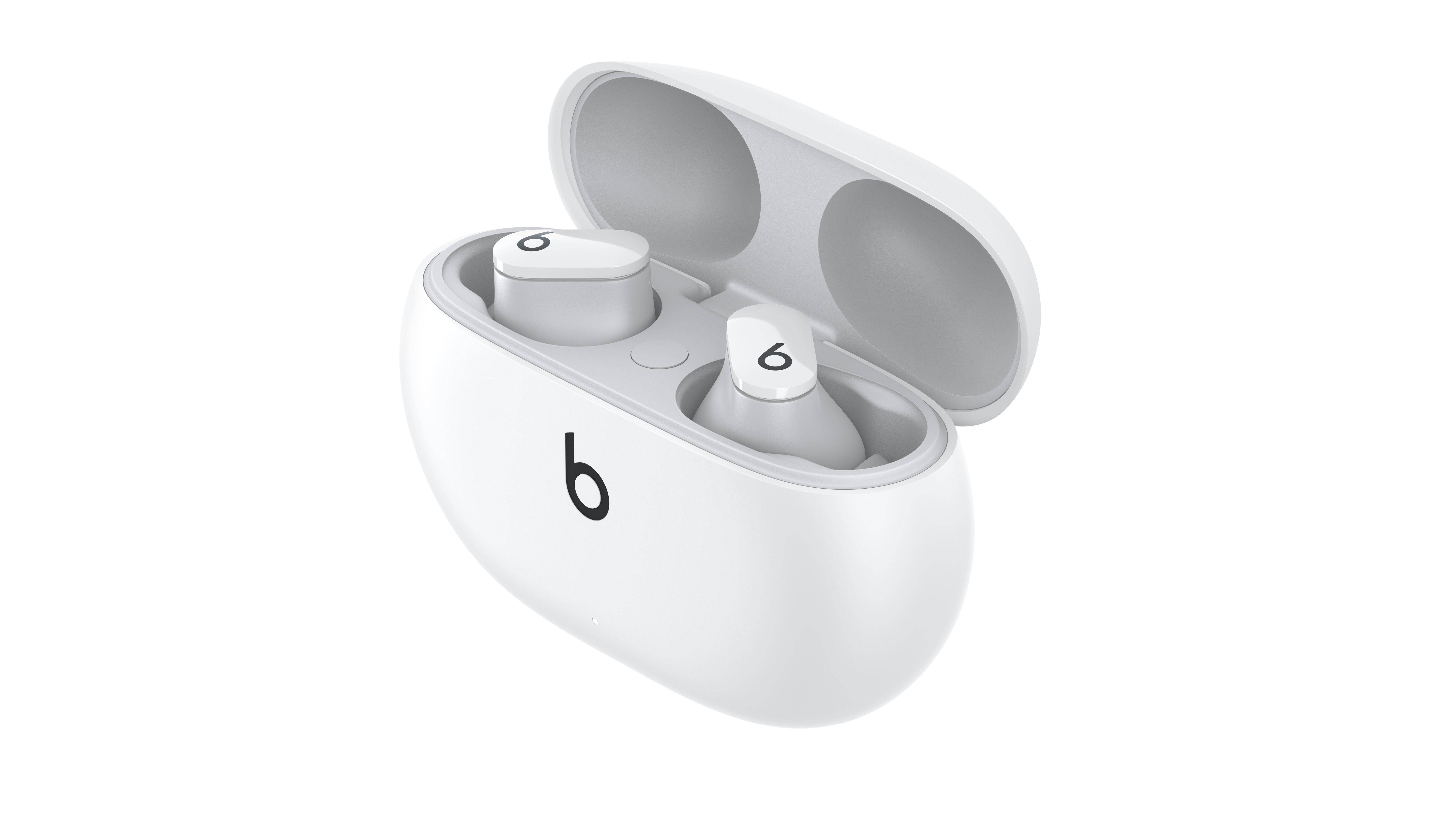 Weiße Beats-Ohrhörer in einem weißen Ladecase. Die Ohrhörer haben ein 'b'-Logo.