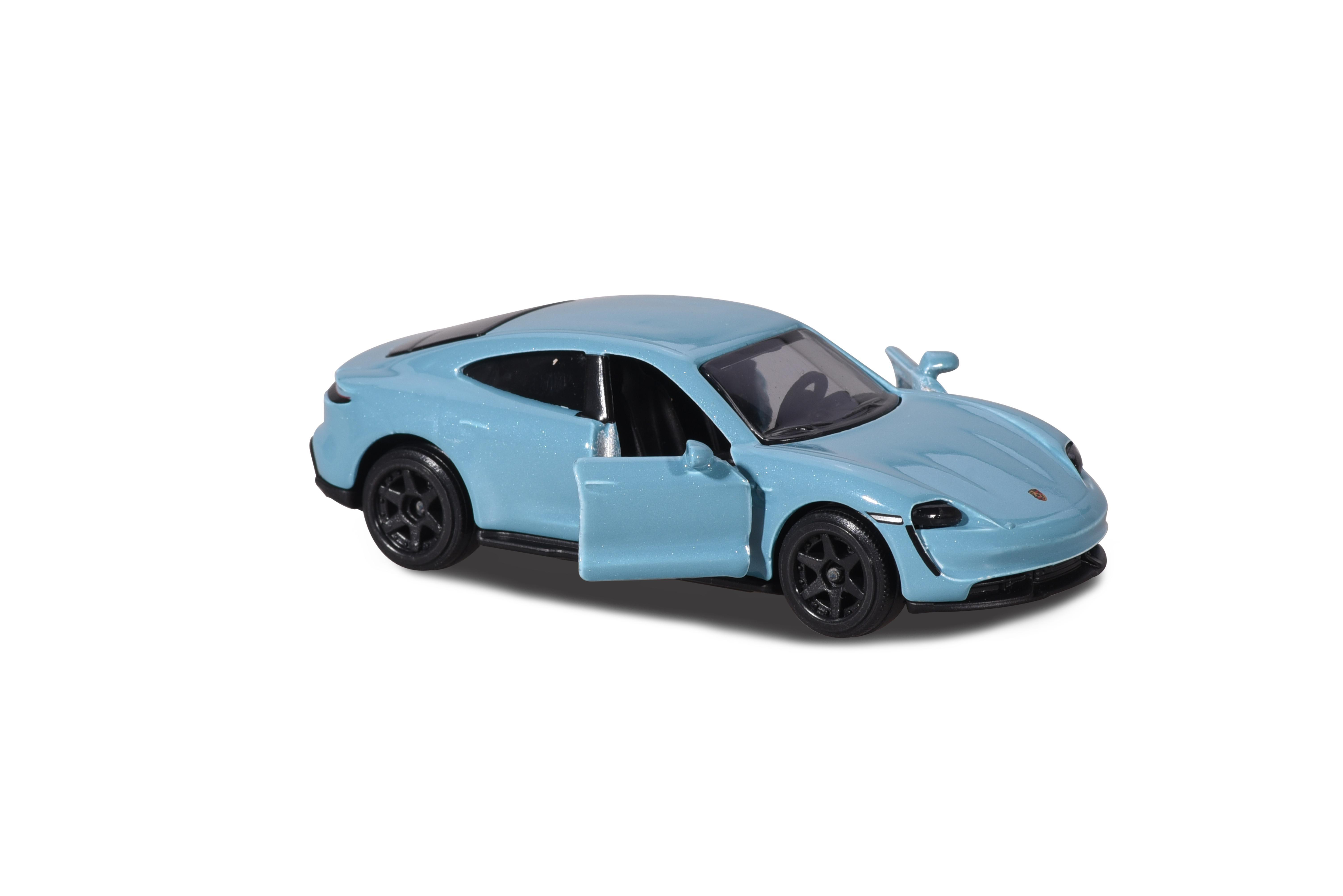 Ein hellblaues Spielzeugauto mit offener Tür auf weißem Hintergrund.