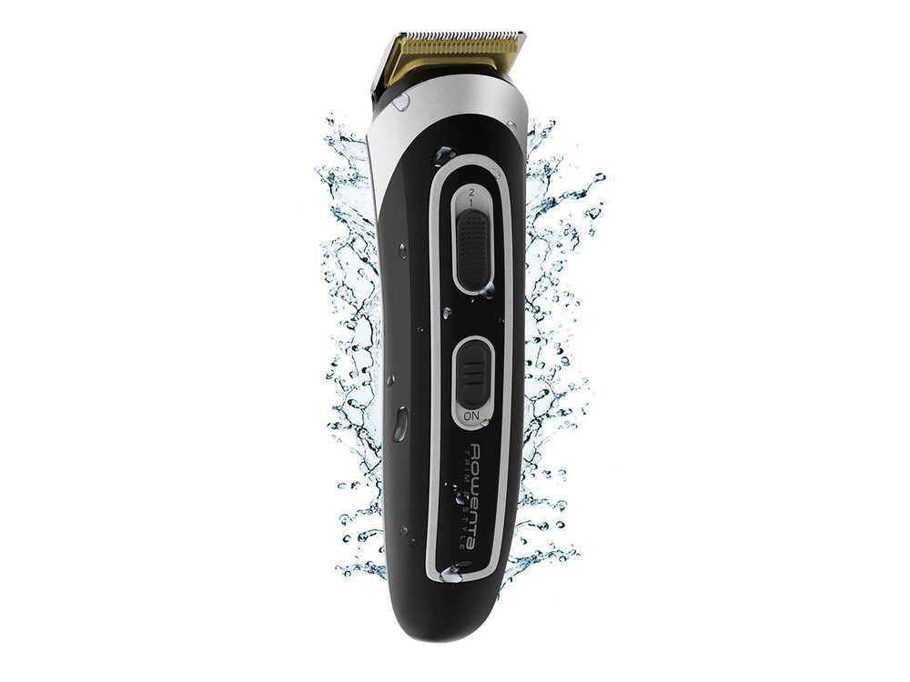 Recortador de pelo eléctrico negro y plateado con salpicaduras de agua.