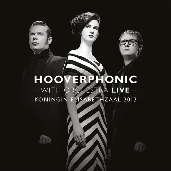 Egy fekete-fehér kép három emberről, a 'HOOVERPHONIC' szöveg a képen.
