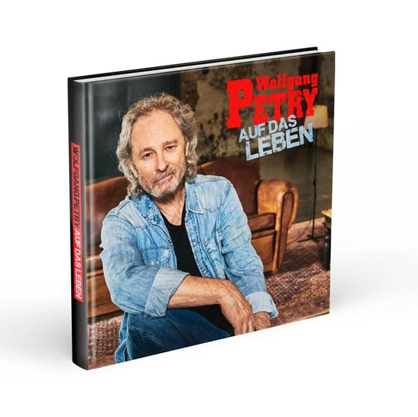 Buchcover mit Wolfgang Petrys Bild, dem Titel 'Auf Das Leben' und einem Ledersessel.