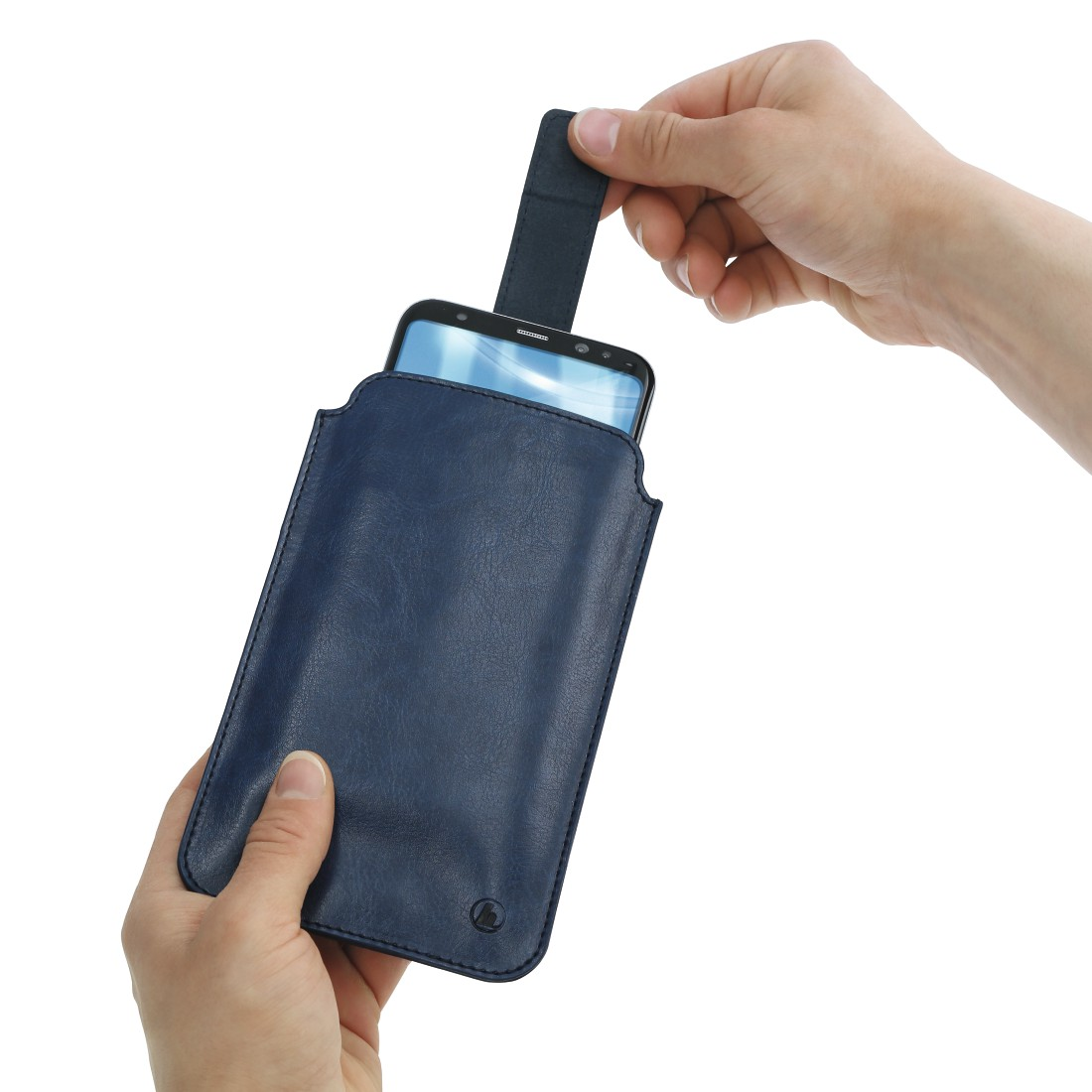 Eine Person legt ein Smartphone in eine blaue Handyhülle.