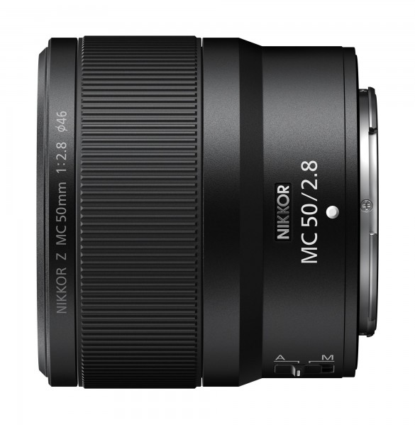 Nikon MC 50mm 1:2.8 Makroobjektiv. Schwarz mit weißem Text. Isoliert auf Weiß.