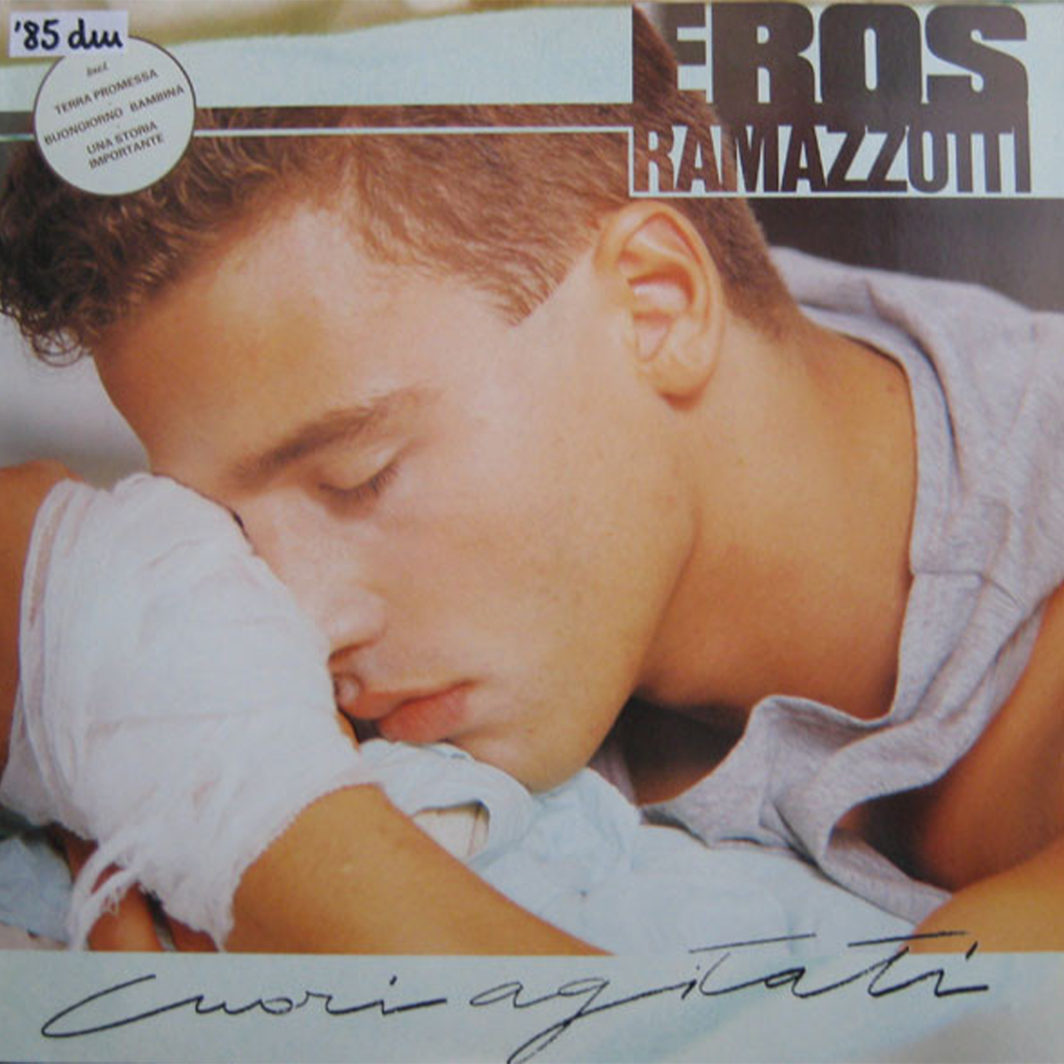 Copertina dell'album di Eros Ramazzotti. Si vede il volto di un uomo, con gli occhi chiusi e un braccio bendato.