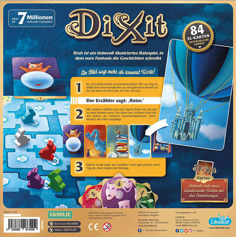 Das Brettspiel Dixit wird gezeigt. Es enthält Karten, ein Spielbrett und Spielsteine.