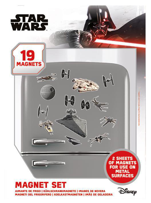 Star Wars Kühlschrankmagnete auf einem Kühlschrank. Darth Vader und Raumschiffe auf grauem Kühlschrank.