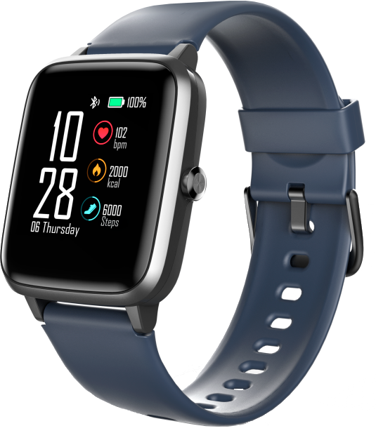 Une smartwatch avec écran noir affiche l'heure, la fréquence cardiaque, les calories et les pas. Bracelet bleu foncé.